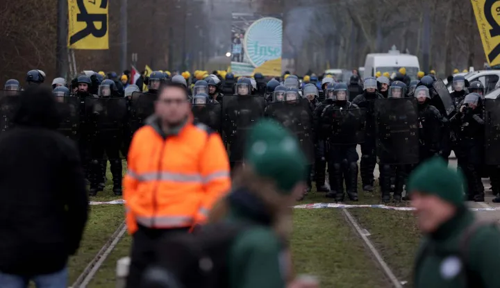 French riot Gendarmes mobiles block the access to demonstrators near the European Parliament building during a protest against the free trade agreement between the European Union and the Mercosur countries, on the eve of a vote on whether to refer it to the courts, in Strasbourg on January 20, 2026. Called by the FNSEA, France's leading national agricultural union, some 4,000 farmers from across the European Union, including Italy, Belgium, and Germany, are expected to attend the protest. MEPs will not vote on the entire agreement with Mercosur until the coming months, but they are set to vote on whether to refer the matter to the Court of Justice of the European Union (CJEU). (Photo by Romeo BOETZLE/AFP)