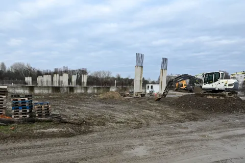 Vukovar, 06.12.2025. - Na &scaron;etnici kod gradili&scaron;ta nove Ekonomske &scaron;kole, predsjednik Domovinskog pokreta Ivan Penava održao konferenciju za medije s temom izglasanog amandmana na državni proračun vrijednog 27 milijuna eura, za dovr&scaron;etak projekta Ekonomske &scaron;kole u Vukovaru s gradskom sportskom dvoranom. foto HINA/ Gordan Panić/ tm