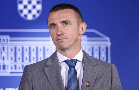 Zagreb, 15.07.2025 - Potpredsjednik Hrvatskog sabora Ivan Penava dao je izjavu za medije o konstituiranju Gradskog vijeća u Vukovaru.foto HINA/ Damir SENČAR/ ds