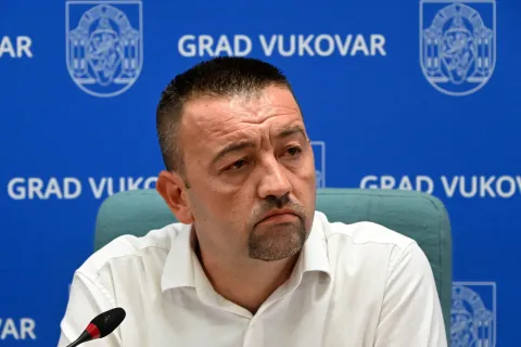Vukovar, 10.09.2025. - Gradonačelnik Grada Vukovara Marijan Pavliček i zamjenik gradonačelnika Filip Su&scaron;ac održali su press konferenciju za medije na temu "Financijska situacija Grada Vukovara''. Na fotografiji Marijan Pavliček. foto HINA/ Gordan Panić/ tm