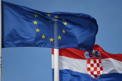 09.04.2022., Sibenik - Zastava Europske unije i Republike Hrvatske. Photo: Hrvoje Jelavic/PIXSELL