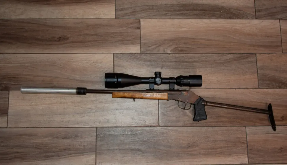 Zaplijenjena malokalibarska improvizirana pu&scaron;ka u Suhopolju