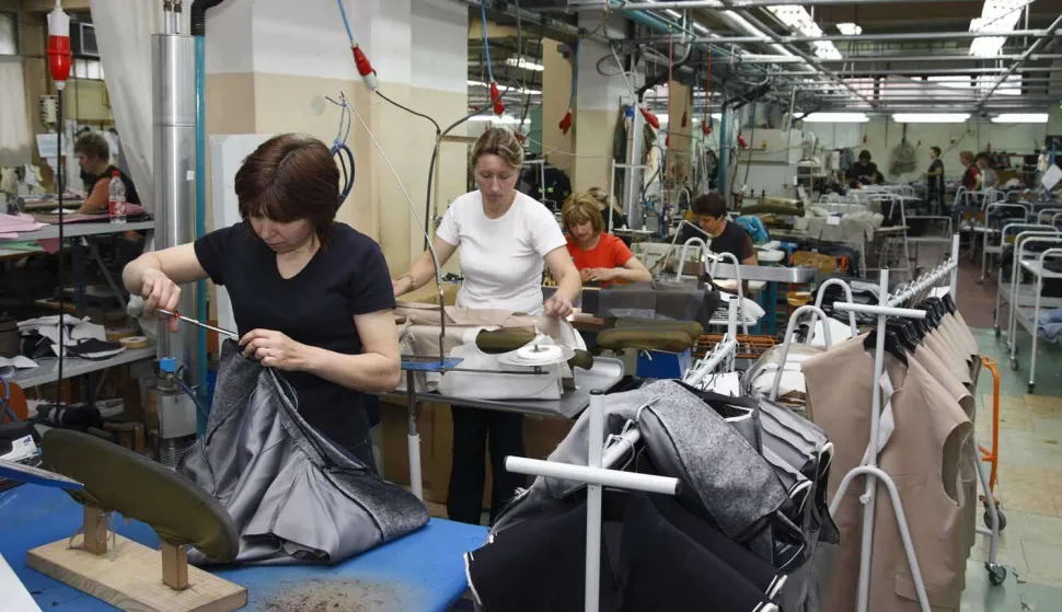 29.04.2009., Ivanec - U krugu Varteksova pogona bijes, suze i ocaj radnica. Nakon sto im je prekjucer receno da se zbog navodnog pomanjkanja posla proizvodnja u pogonu obustavlja, a da ce 150 radnika biti upuceno u Varazdin i Bednji, zene su dosle na posao, ali su ih docekala zakljucana vrata. Photo: Ljiljana Risek/Vecernji list