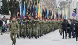 Zadar, 21.01.2026. - Mimohod pripadnika OSRH I MUP-a s ratnim zastavama povodom 33. obljetnice Vojno-redarstvene operacije Maslenica.Foto HINA/Zvonko KUCELIN