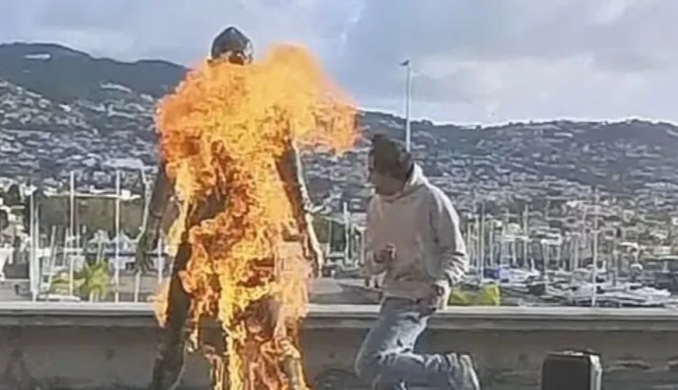 FUNCHAL, 21. siječnja 2026. (Hina) - Mlađi mu&scaron;karac je zapalio spomenik portugalske nogometne zvijezde Cristiana Ronalda u njegovom rodnom gradu Funchalu, na otoku Madeiri, nakon čega je uhićen.