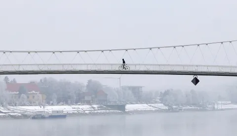 Osijek, 21. 01. 2026., Zimska reportaža, Sibirska fronta, zima, hladno vrijeme, snijeg, inje, ilustracija, pje&scaron;ački most, biciklistSNIMIO BRUNO JOBST
