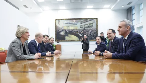 Zagreb, 21.01.2026.- Hrvatski sabor, sastanak pregovaračkih timova HDZ-a i opozicije oko ogovora izbora ustavnih sudaca. Na fotografiji Mi&scaron;el Jak&scaron;ić. Na fotografiji Sandra Benčić, Mi&scaron;el Jak&scaron;ić, Sa&scaron;a Đujić, Tonči Restović, Nikola Mažar, Ante Sanader, Ivan Malenica, Krunoslav Katičić.foto HINA/ Admir BULJUBA&Scaron;IĆ/ abu