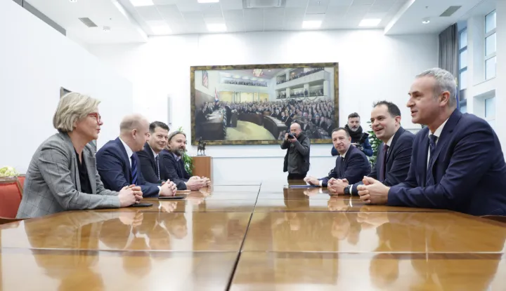 Zagreb, 21.01.2026.- Hrvatski sabor, sastanak pregovaračkih timova HDZ-a i opozicije oko ogovora izbora ustavnih sudaca. Na fotografiji Mi&scaron;el Jak&scaron;ić. Na fotografiji Sandra Benčić, Mi&scaron;el Jak&scaron;ić, Sa&scaron;a Đujić, Tonči Restović, Nikola Mažar, Ante Sanader, Ivan Malenica, Krunoslav Katičić.foto HINA/ Admir BULJUBA&Scaron;IĆ/ abu