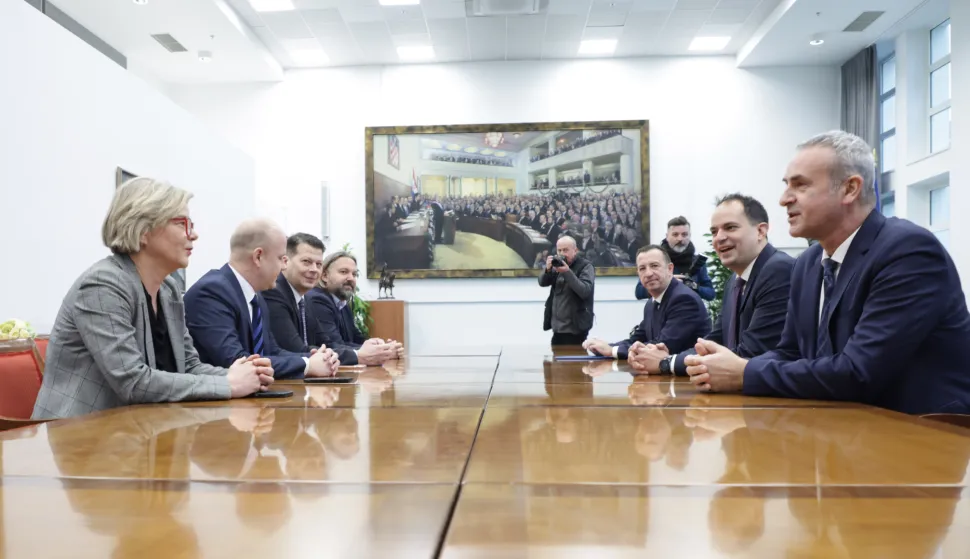 Zagreb, 21.01.2026.- Hrvatski sabor, sastanak pregovaračkih timova HDZ-a i opozicije oko ogovora izbora ustavnih sudaca. Na fotografiji Mi&scaron;el Jak&scaron;ić. Na fotografiji Sandra Benčić, Mi&scaron;el Jak&scaron;ić, Sa&scaron;a Đujić, Tonči Restović, Nikola Mažar, Ante Sanader, Ivan Malenica, Krunoslav Katičić.foto HINA/ Admir BULJUBA&Scaron;IĆ/ abu