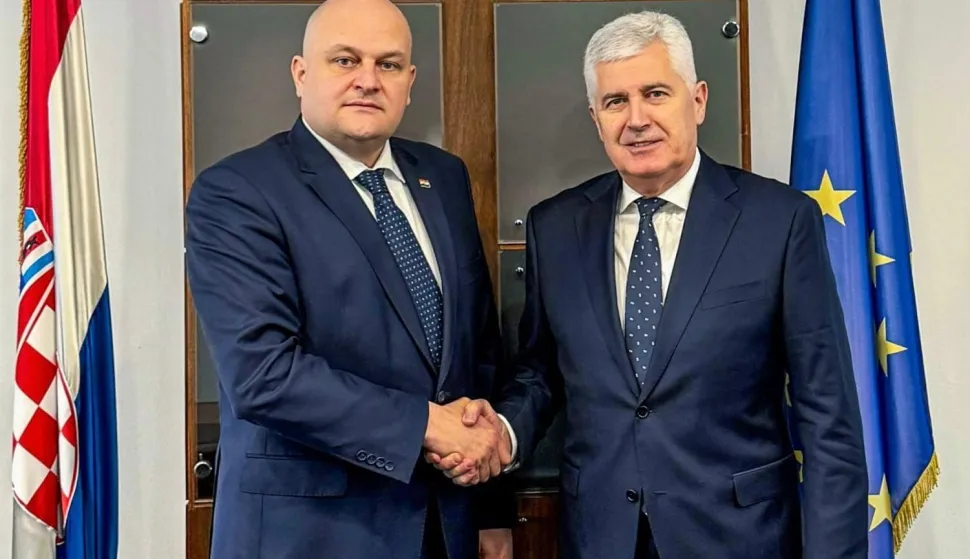 MOSTAR, 21. siječnja 2026. (Hina) - Predsjednik HDZ-a BiH Dragan Čović u srijedu je u Zagrebu odvojeno razgovarao s čak trojicom hrvatskih ministara pri čemu je Južna plinska interkonekcija bila glavna tema, vidljivo je iz objava na dru&scaron;tvenoj mreži X. 