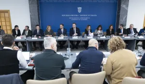 Zagreb, 21.01.2026 - Izjava nakon sastanka pregovaračkih odbora Vlade RH i predstavnika sindikata, o sklapanju dodatka Temeljnom kolektivnom ugovoru za zaposlenike u javnim službama i sklapanju dodatka Kolektivnom ugovoru za državne službenike i namje&scaron;tenike. Na fotografiji Marin Piletić, Marko Primorac. foto HINA/ Daniel KASAP/ dk