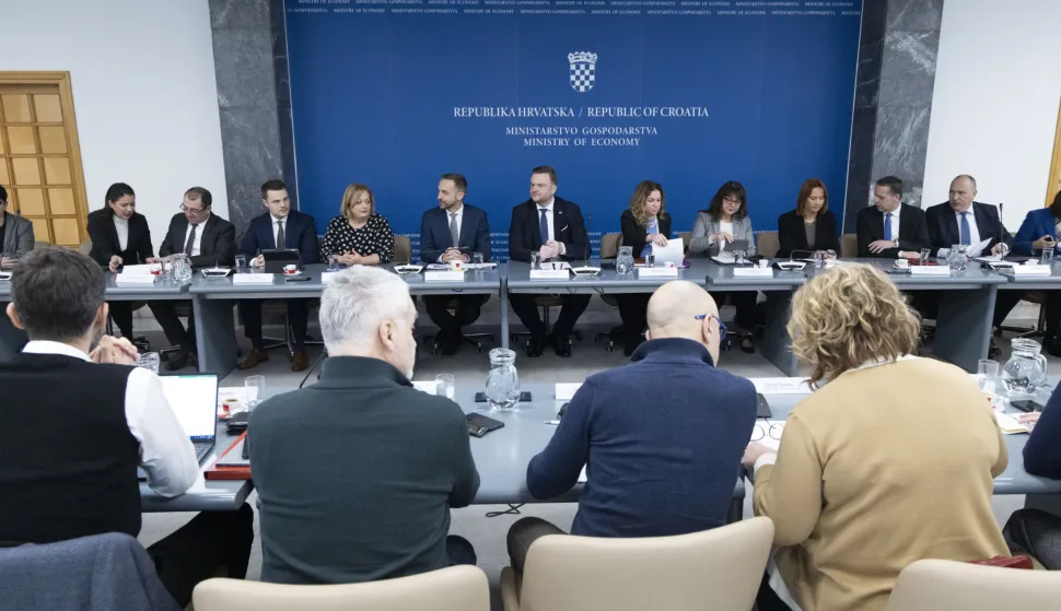 Zagreb, 21.01.2026 - Izjava nakon sastanka pregovaračkih odbora Vlade RH i predstavnika sindikata, o sklapanju dodatka Temeljnom kolektivnom ugovoru za zaposlenike u javnim službama i sklapanju dodatka Kolektivnom ugovoru za državne službenike i namje&scaron;tenike. Na fotografiji Marin Piletić, Marko Primorac. foto HINA/ Daniel KASAP/ dk