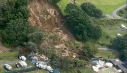 WELLINGTON, 22. siječnja (Hina/Reuters) - Spasilačke službe u četvrtak su nastavile potragu za nekoliko nestalih osoba, među kojima su i djeca, nakon &scaron;to je klizi&scaron;te pogodilo kamp u turističkom mjestu Mount Maunganui na sjeveru zemlje, dok su obilne prouzročile veliku materijalnu &scaron;tetu i nestanak struje tisućama kućanstava.