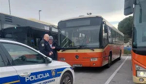Vožnja učenika Pomorske &scaron;kole Bakar autobusom prema Rijeci jučer je okončana inicidentom jer, kako navode u Komunalnom dru&scaron;tvu Autotrolej, učenici su odlučili počupati sjedala i bacati ih kroz prozor i to na potezu od Kostrene do Rijeke.