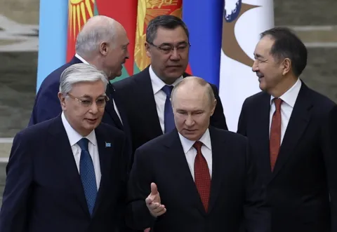 epa12200541 Kazakhstan's President Kassym-Jomart Tokayev (L, front), Kyrgyz President Sadyr Japarov (C, back), Belarusian President Alexander Lukashenko (L, back), Russian President Vladimir Putin (C-front), and Chairman of the Board of the Eurasian Economic Commission EEC Bakytzhan Sagintayev (R) walk before a meeting of the Supreme Eurasian Economic Council within the framework of the Eurasian Economic Union summit in Minsk, Belarus, 27 June 2025. EPA/ALEXANDER KAZAKOV/SPUTNIK/KREMLIN POOL