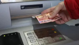 Osijek, 02. 01. 2023, Prvi radni dan s eurom kao sluzbenom HR. valutom. Reportaza. Robna kuca Sjenjak, bankomat.snimio GOJKO MITIĆ