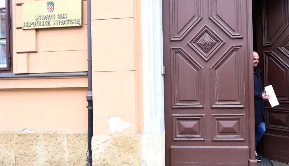 27.10.2025., Zagreb - Klubovi zastupnika SDP-a i Mozemo! podnijeli su zahtjev Ustavnom sudu za ocjenu suglasnosti Zakona o energiji i Zakona o izvlastenju nekretnina i odredjivanju naknade s Ustavom, kojima se omogucuje oduzimanje zemlje malim poljoprivrednicima u korist privatnih investitora za solarne elektrane. Zahtjev je predao predsjednik SDP-a Sinisa Hajdas Doncic i Ursa Raukar-Gamulin u prisustvu gradonacelnice Grada Zaboka Valentine Djurek s predstavnicima gradjana od kojih se medijma obratila Silvija Kusan. Photo: Sanjin Strukic/PIXSELL