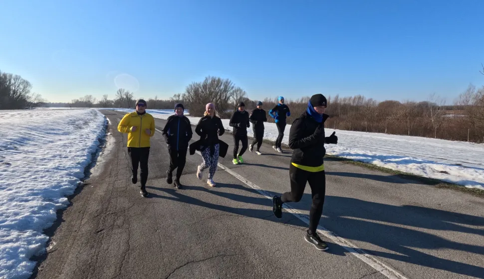 Neumorna ekipa iz udruge &ldquo;Zdravo trčanje&rdquo; trči po 35 km na minusima pripremajući se za maraton u 30 stupnjeva toplijem Dubaiju