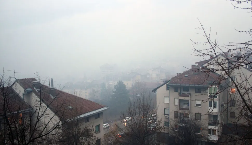 Sarajevo, 4.12.2018 - Sarajevo je i u utorak, treći dan za redom, bio grad s ogromnom koncentracijom onečićenja zraka opasnom po ljudski ivot, sudeći prema pokazateljima koji su tijekom jutra bili dostupni na mjernoj postaji postavljenoj u krugu američkog veleposlanstva u Bosni i Hercegovini. U 9 sati ujutro indeks kvalitete zraka (AQI) bio je na brojci 383, duboko unutar zone koja označava opasno stanje koje utječe na ivot i zdravlje svih ljudi.foto HINA/ FENA/ Alma Paić Delić/ ua