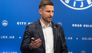  Osijek, 23. 1. 2026., Potpisivanje i dodjela ugovora za dogradnju i opremanje &scaron;kola i gradnju &scaron;kolskih dvoranaIvan Radić; ugovori; &scaron;kole; dogradnja; sportske dvorane; opremanje; ulaganja; osnovne &scaron;kole