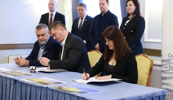 BELI&Scaron;ĆETrinaesta &scaron;kola, od planiranih 19, u Osječko-baranjskoj županiji ide u dogradnju i rekonstrukciju. Riječ je o O&Scaron; Ivana Kukuljevića u Beli&scaron;ću, za čije je radove županica Nata&scaron;a Trami&scaron;ak potpisala u petak ugovor s izvođačem kako bi s povećanim kapacitetima bila spremna za sljedeću jednosmjensku &scaron;kolsku godinu s Ivicom Crnkovićem, predsjednikom Uprave Projektgradnje plus.siječanj 2026.