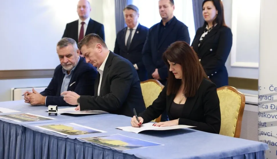 BELI&Scaron;ĆETrinaesta &scaron;kola, od planiranih 19, u Osječko-baranjskoj županiji ide u dogradnju i rekonstrukciju. Riječ je o O&Scaron; Ivana Kukuljevića u Beli&scaron;ću, za čije je radove županica Nata&scaron;a Trami&scaron;ak potpisala u petak ugovor s izvođačem kako bi s povećanim kapacitetima bila spremna za sljedeću jednosmjensku &scaron;kolsku godinu s Ivicom Crnkovićem, predsjednikom Uprave Projektgradnje plus.siječanj 2026.