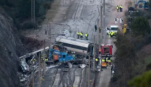 Emergency services and investigators work on the site of a high-speed trains collision that killed at least 42 people, in Adamuz, southern Spain, on January 20, 2026. At least 42 people died and more than 120 injured in the deadliest train accident in Spain in over a decade. The crash happened on January 18 evening when a train operated by rail company Iryo travelling from Malaga to Madrid derailed near Adamuz, crossing onto the other track where it crashed into an oncoming train, which also derailed. (Photo by JORGE GUERRERO/AFP)