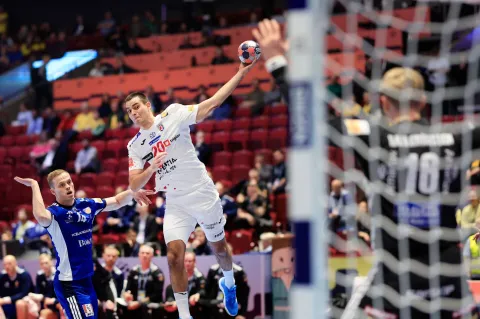 Croatia's right back #20 Mateo Maras (C) shoots the ball during the men's EHF Euro 2026 main round handball match Iceland v Croatia in Malmoe, Sweden, on January 23, 2026. (Photo by Andreas Hillergren/TT/TT NEWS AGENCY/AFP)/Sweden OUT