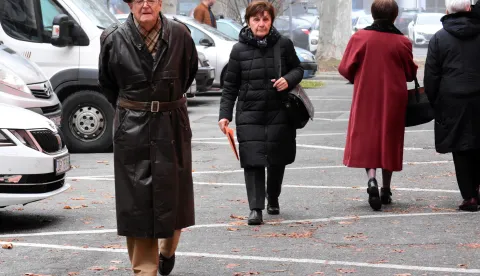 OSIJEK- 13.01.2020., Zimska setnja gradom, građani se bore sa skliskim područjem za hodanje, slobodnjak, poledica.Foto: Andrea Ilakovac