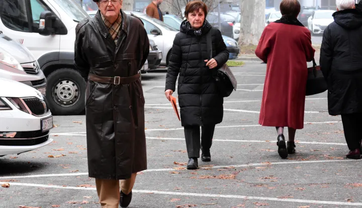 OSIJEK- 13.01.2020., Zimska setnja gradom, građani se bore sa skliskim područjem za hodanje, slobodnjak, poledica.Foto: Andrea Ilakovac