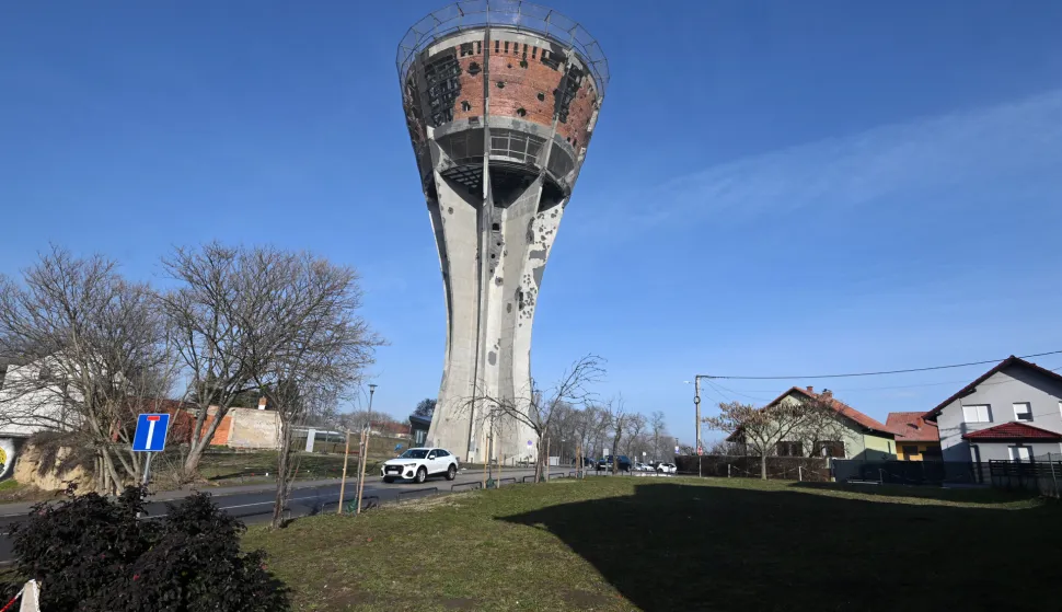 Vukovar, 24.01.2026. - Vukovarski vodotoranj. Gradonačelnik Vukovara Marijan Pavliček, zamjenik gradonačelnika Filip Su&scaron;ac i direktorica Vukovarskog vodotornja Mirela Janković održali konferenciju za novinare na kojoj su izvjestili o izrazito pozitivnim poslovnim rezultatima Vukovarskog vodotornja. Na fotografiji vodotoranj.foto HINA/Gordan PANIĆ/ gp
