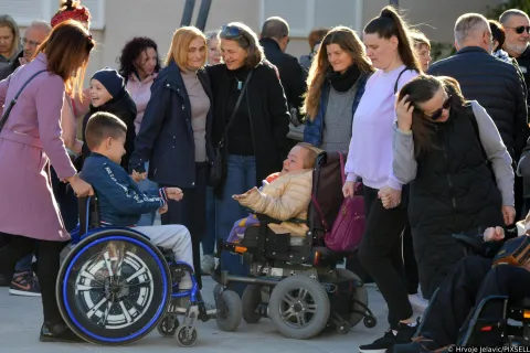 06.10.2025., Knin - Prosvjed roditelja zbog ukidanja pomocnika u nastavi. Roditeljima su podrsku dosli dati i brojni gradjani. Photo: Hrvoje Jelavic/PIXSELL Photo: Hrvoje Jelavic/PIXSELL
