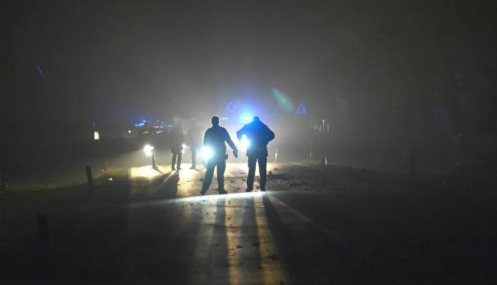 17.11.2017., Krizevci, Sv. Ivan Zabno - U stravicnoj prometnoj nesreci prije ponoci poginuo je mladic koji je upravljao osobnim automobilom, a koji se izravno sudario sa tegljacem na drzavnoj cesti DC-28 u mjestu Sveti Ivan Zabno. Od siline udarca automobil je smrskan do neprepoznatljivosti te je zavrsio u dvorisu u bundevama, a kamion se izokrenuo u suprotni smjer i zavrsio u jarku na suprotnoj strani kolnika. Promet prema Zagrebu i Bjelovaru je tijekom noci preusmjeravan, a policijski ocevid je trajao do iza 04 sata ujutro, pa jos nisu poznati detalji ove tragicne nesrece. Photo: Damir Spehar/PIXSELL------3 st colorcrna kronika