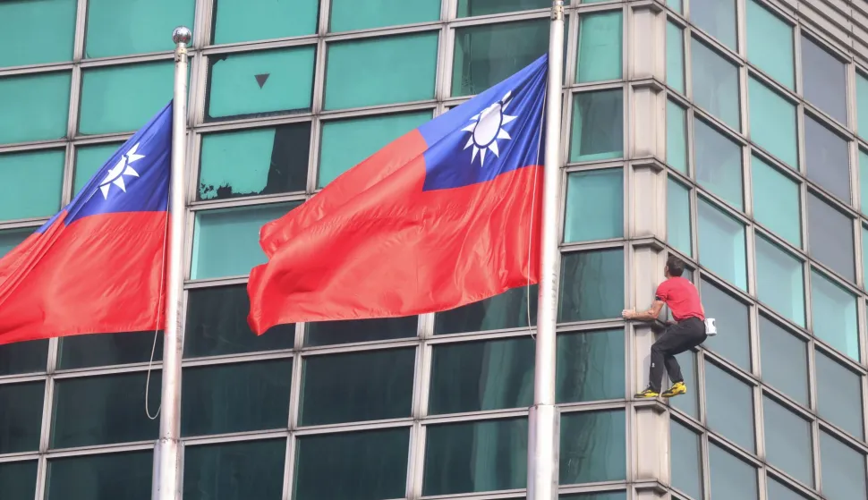 US rock climber Alex Honnold climbs the Taipei 101 building without ropes or safety gear in Taipei on January 25, 2026. (Photo by I-Hwa Cheng/AFP)