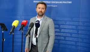 09.07.2025., Zagreb, pregovaracki odbori Vlade RH i sindikata odrzali treci krug pregovora o sklapanju dodatka Temeljnom kolektivnom ugovoru za zaposlenike u javnim sluzbama i sklapanju dodatka Kolektivnom ugovoru za drzavne sluzbenike i namjestenike. s predstavnicima sindikata javnih sluzbi.Izjava sindikalnog predstavnika Stjepana Topolnjaka, nakon sastanka s ministrima. Photo: Robert Anic/PIXSELL