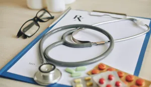 Stethoscope and medicine on prescription document on doctors tabledoktor ordinacija ilustracija freepik