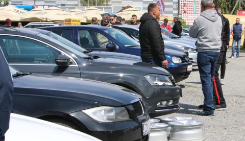 Osijek, 31.05.2020., - Nakon korone od danas počela je raditi i poznata autotržnica. Velik broj izlagača a osim automobila, bilo je voća, povrća, kojekavih metalih dijelova, kod ugostitelja janjetine i prasetine. na južnom dijelu pije bilo je zečeva, golubova, pilića, purića a i velikih.Na jednom dijelu prodaju s čarape, odjeća, rublje i obuća. Ima tu i namje&scaron;taja. Za svakog po ne&scaron;to pa ko &scaron;ta voli nek izvoli.  koronavirus; COVID-19FOTO: Željko &Scaron;epić