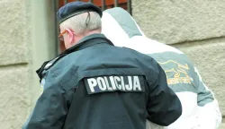 RIJEKA,06.01.2010.CRNA KRONIKASLUČAJ RAZBOJNITVA NOEM U ULICI JOSIPA MOHORIĆA (VLASNICI BENITO I BARBARA SOLDATI) (RAZBOJNITVO IZVRILI NENAD STEVIĆ, LUKA KOLIĆ I MARIN BALI) NA FOTO PRIVOĐENJE UPANIJSKI SUD-ZATVOR,POLICIJA,POLICAJAC,POLICIJSKI KOMBI.... NENAD STEVIĆĆSNIMIO SERGEJ DRECHSLER------crna3 st color