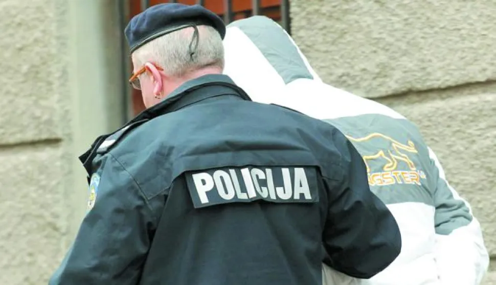 RIJEKA,06.01.2010.CRNA KRONIKASLUČAJ RAZBOJNITVA NOEM U ULICI JOSIPA MOHORIĆA (VLASNICI BENITO I BARBARA SOLDATI) (RAZBOJNITVO IZVRILI NENAD STEVIĆ, LUKA KOLIĆ I MARIN BALI) NA FOTO PRIVOĐENJE UPANIJSKI SUD-ZATVOR,POLICIJA,POLICAJAC,POLICIJSKI KOMBI.... NENAD STEVIĆĆSNIMIO SERGEJ DRECHSLER------crna3 st color