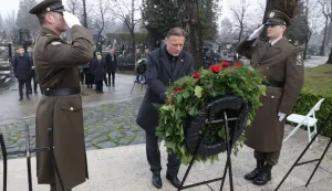Zagreb, 26.01.2026.- Izaslanstva Vlade i Hrvatskoga sabora sudjelovala su u obilježavanju Međunarodnog dana sjećanja na žrtve Holokausta te položiti vijence na Židovskom groblju ispred skulpture "Mojsije" na Mirogoju. Na fotografiji Gordan Jandroković.foto HINA/ Admir BULJUBA&Scaron;IĆ/ abu