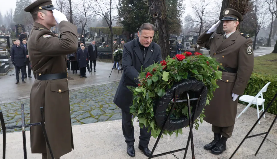 Zagreb, 26.01.2026.- Izaslanstva Vlade i Hrvatskoga sabora sudjelovala su u obilježavanju Međunarodnog dana sjećanja na žrtve Holokausta te položiti vijence na Židovskom groblju ispred skulpture "Mojsije" na Mirogoju. Na fotografiji Gordan Jandroković.foto HINA/ Admir BULJUBA&Scaron;IĆ/ abu