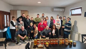 Obiteljsko pčelarstvo Knežević darovalo godi&scaron;nju zalihu meda udruzi Zvjezdice Gunja