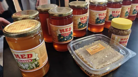 Obiteljsko pčelarstvo Knežević darovalo godi&scaron;nju zalihu meda udruzi Zvjezdice Gunja