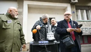 24.01.2026., Zagreb - Vodstvo Autohtone Hrvatske Stranke Prava okupilo se ispred ulaza stambene zgrade u kojoj zivi Anka Mrak Taritas. Photo: Neva Zganec/PIXSELL