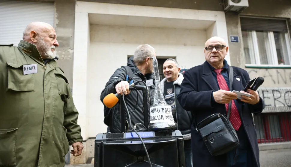 24.01.2026., Zagreb - Vodstvo Autohtone Hrvatske Stranke Prava okupilo se ispred ulaza stambene zgrade u kojoj zivi Anka Mrak Taritas. Photo: Neva Zganec/PIXSELL