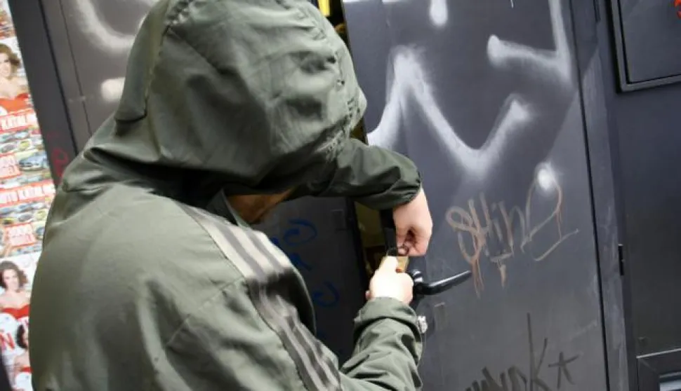 01.04.2010., Zagreb - Provala u objekt zasticen lokotom.Photo: Sanjin Strukic/PIXSELL