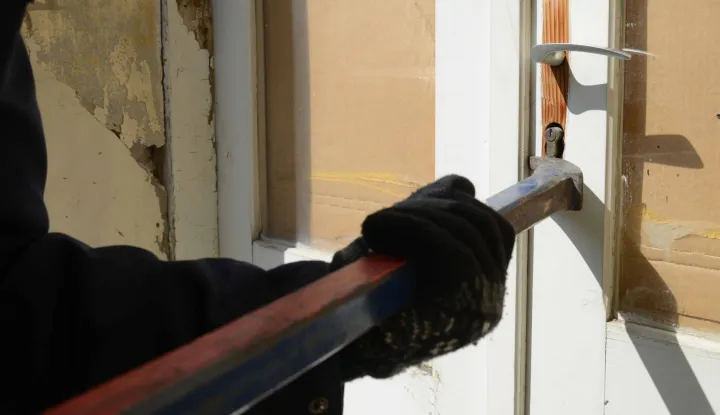 Osijek: 16.04.2014Provala vrata sa pajerom, ilustracija za crnu kroniku, obijanje, provala, razvaljivanjeSnimio: Josip &Scaron;eri