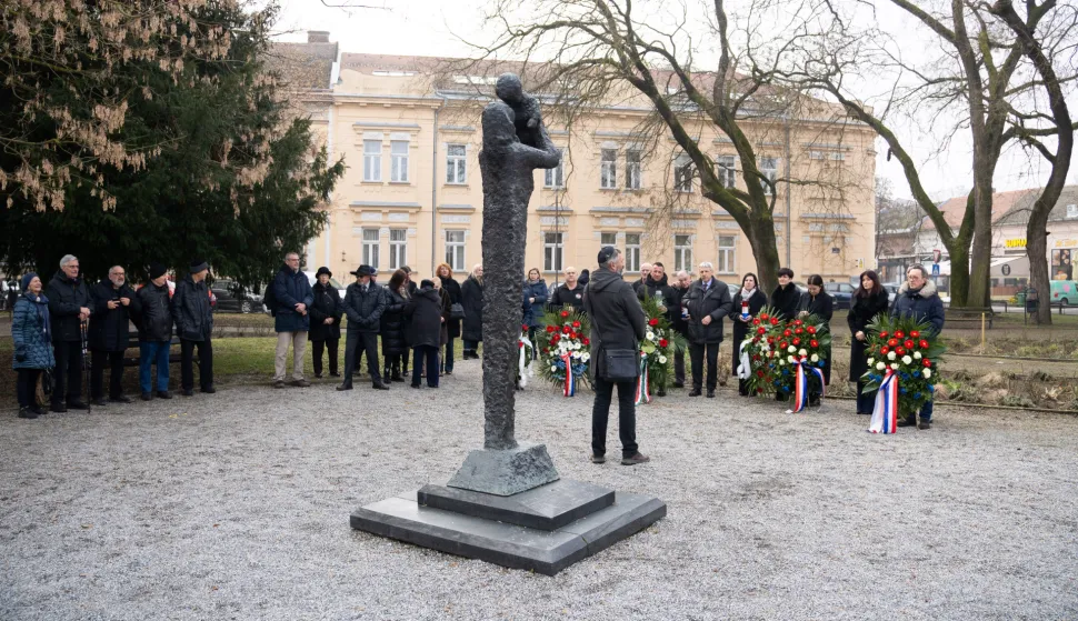 Osijek, 27. 1. 2026., Dan sjećanja na žrtve holokausta, Park Oscara Nemonaholokaust; dan sjećanja; žrtve holokausta; Oscar Nemon; skulptura; Majka i dijete; Židovska općina Osijek; Damir Lajo&scaron;; polaganje vijenaca