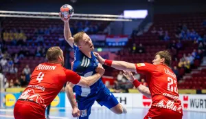 Iceland's right back #14 Omar Magnusson (C), Switzerland's left back #04 Lenny Rubin (L) and Switzerland's pivot #23 Lukas Laube (R) vie for the ball during the men's EHF Euro 2026 main round handball match Switzerland v Iceland in Malmoe, Sweden, on January 27, 2026. (Photo by Johan NILSSON/TT NEWS AGENCY/AFP)/Sweden OUT