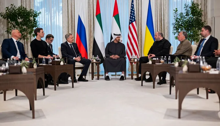 This handout photograph taken and released by the UAE Presidential Court on January 23, 2026 shows UAE President Sheikh Mohamed bin Zayed al-Nahyan (C) speaking with the heads of delegations participating in the UAE-hosted trilateral talks between the US, Russia and Ukraine, at the Al Shati Palace in Abu Dhabi. Three-way talks between Russia, Ukraine and the US opened in Abu Dhabi, the UAE said on January 23, as Moscow said it was not dropping its demand that Kyiv pull out of its eastern Donbas region. (Photo by UAE PRESIDENTIAL COURT/AFP)/RESTRICTED TO EDITORIAL USE - MANDATORY CREDIT "AFP PHOTO/UAE Presidential Court" - HANDOUT - NO MARKETING NO ADVERTISING CAMPAIGNS - DISTRIBUTED AS A SERVICE TO CLIENTS